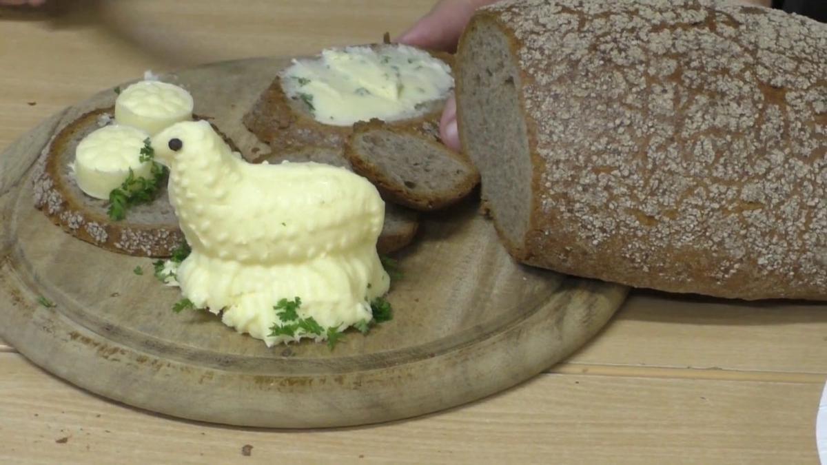 'Video thumbnail for Wie macht man Butter aus Milch oder Sahne selber im Butterfass'